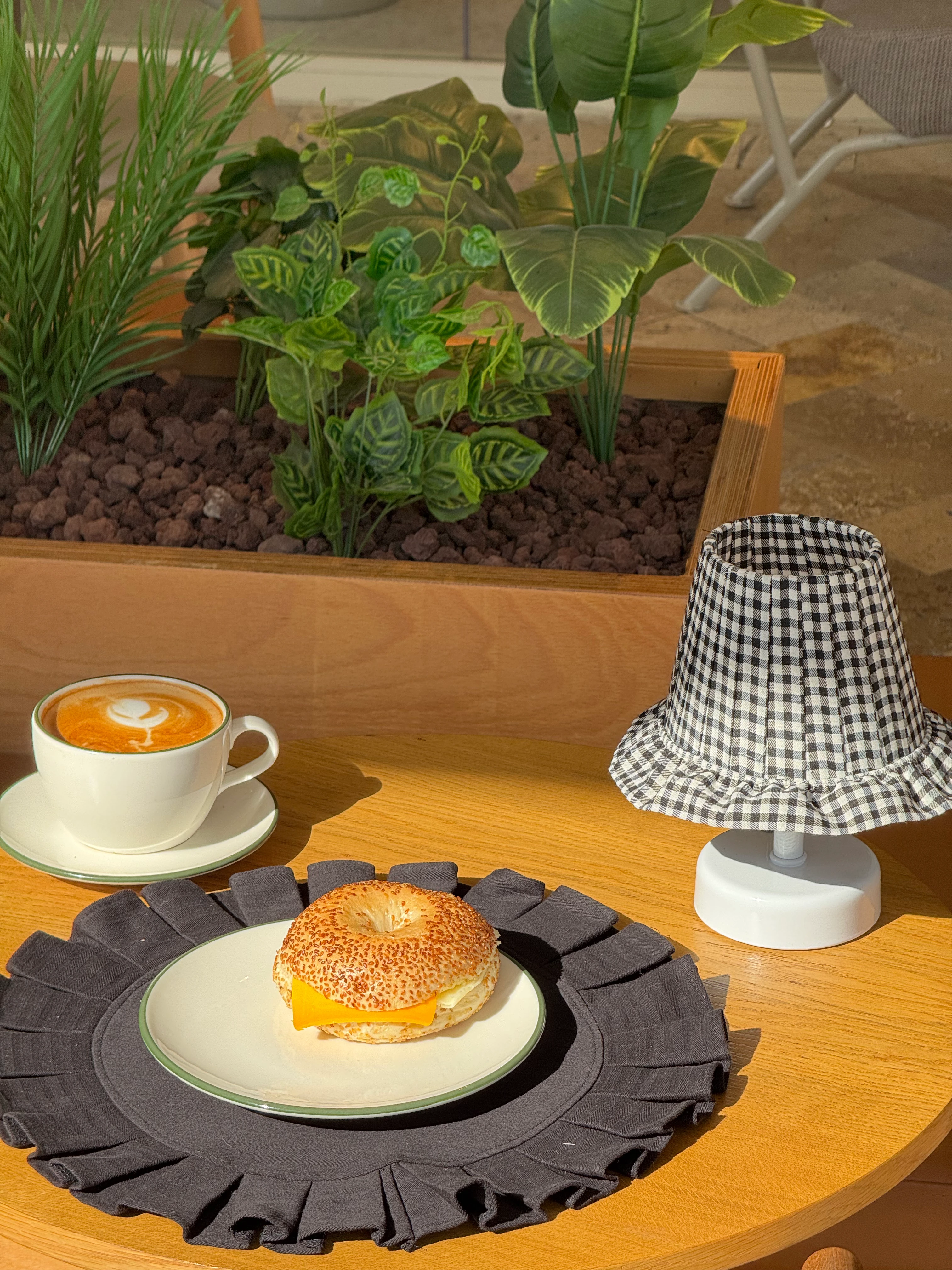 Siyah Pötikare Desen Kumaş Beyaz Ayaklı Kablosuz Pilli Gece Masa Lambası